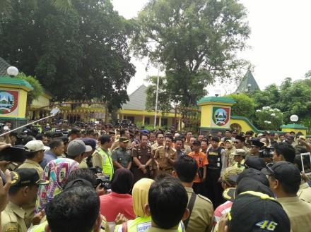 Guyup Rukun Ratusan Kepala Desa Temui Bupati Jombang,  Protes Oknum Komisi II DPR RI