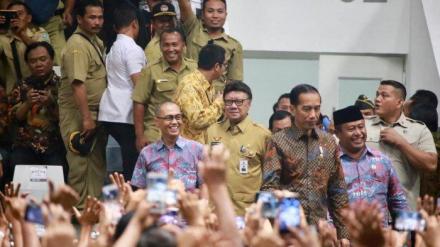 Mendagri dan Presiden Jokowi Bertemu Para Perangkat Desa di Istora   